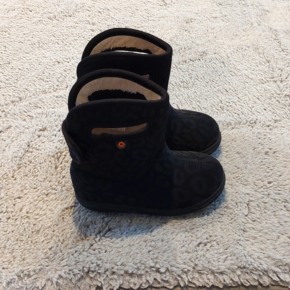 Black cheetah Bogs size 8 toddler